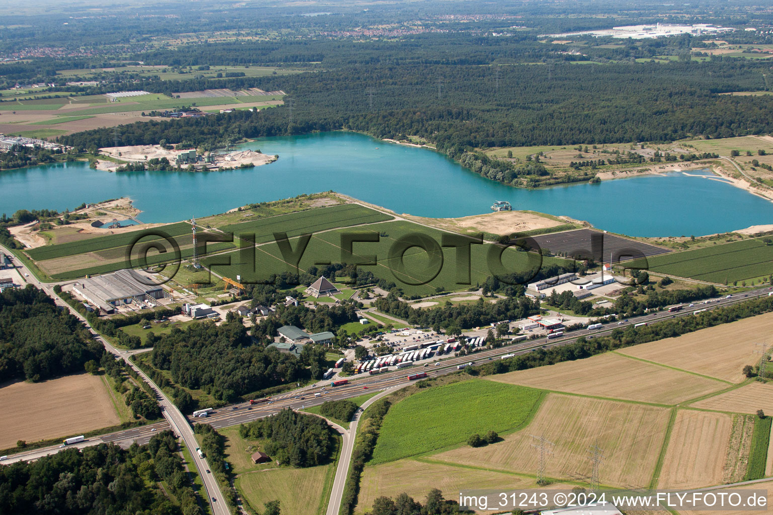 Vue aérienne de Piscine extérieure Kühlsee / plage Sandweier à le quartier Sandweier in Baden-Baden dans le département Bade-Wurtemberg, Allemagne