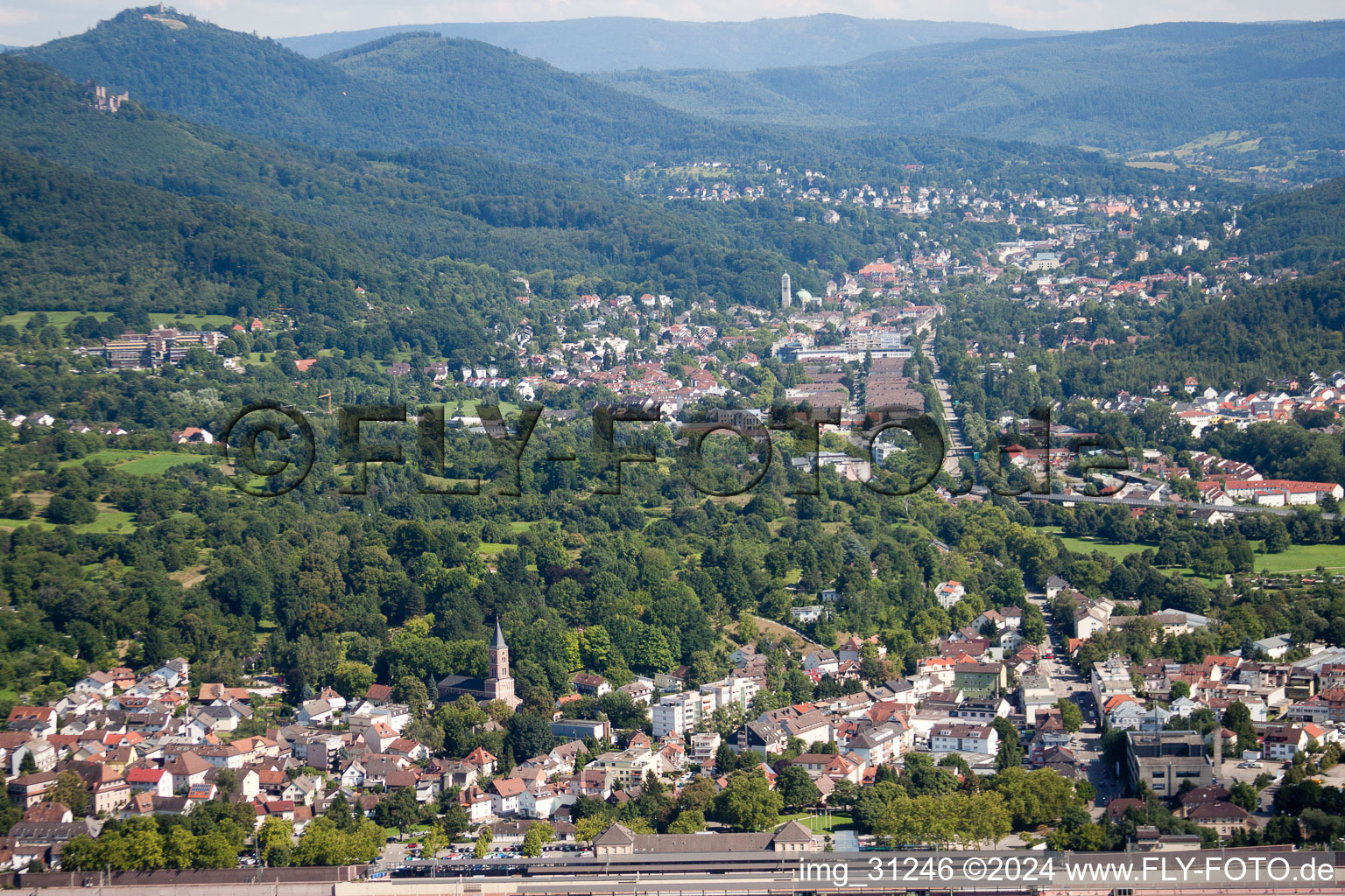 Vue aérienne de De l'ouest à le quartier Oos in Baden-Baden dans le département Bade-Wurtemberg, Allemagne