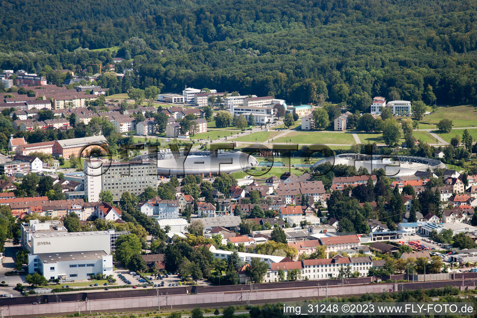 Vue aérienne de Cité commerçante à le quartier Oos in Baden-Baden dans le département Bade-Wurtemberg, Allemagne