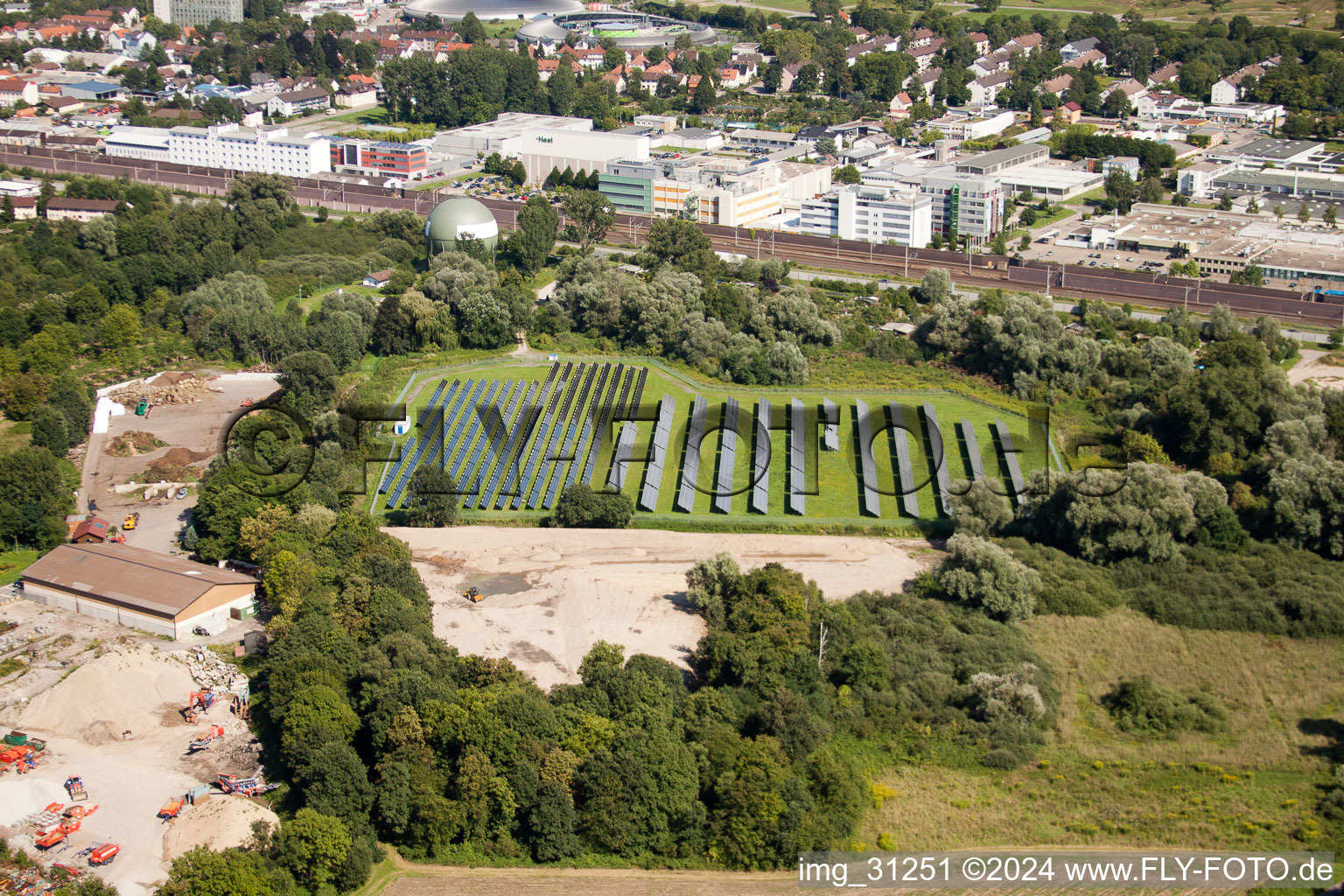 Vue aérienne de Photovoltaïque à le quartier Oos in Baden-Baden dans le département Bade-Wurtemberg, Allemagne