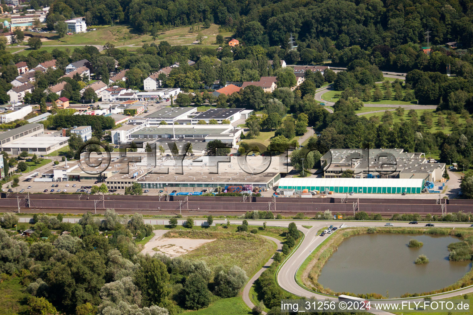 Vue aérienne de Installations techniques dans la zone industrielle des remèdes biologiques de Heel à le quartier Oos in Baden-Baden dans le département Bade-Wurtemberg, Allemagne