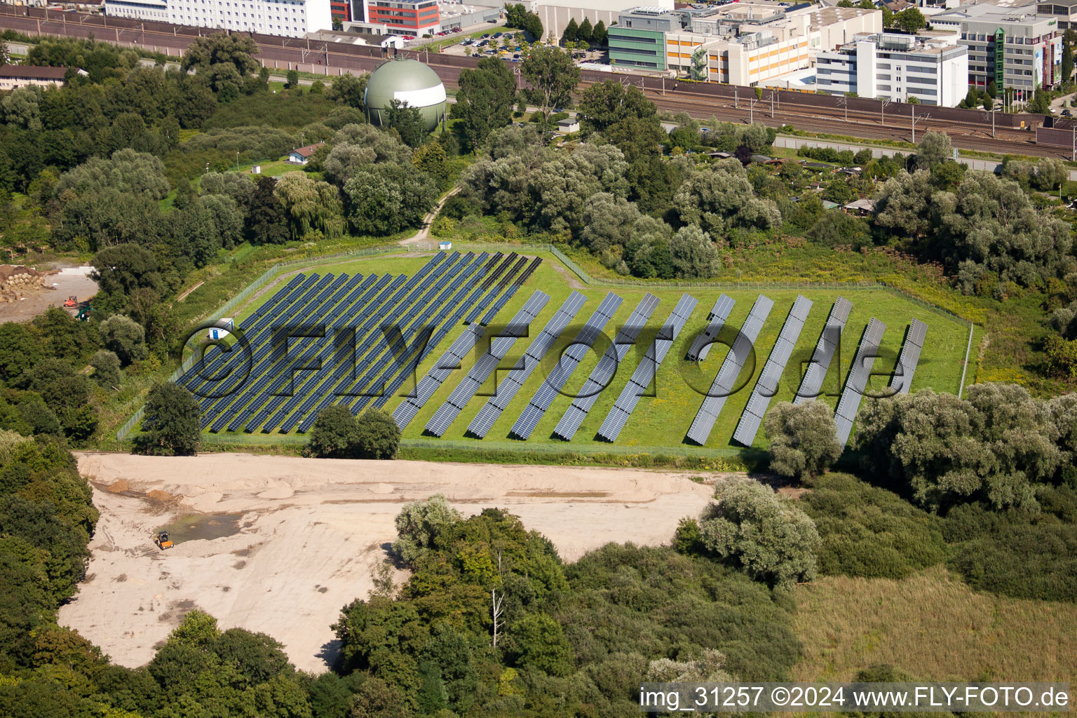 Vue aérienne de Photovoltaïque à le quartier Oos in Baden-Baden dans le département Bade-Wurtemberg, Allemagne