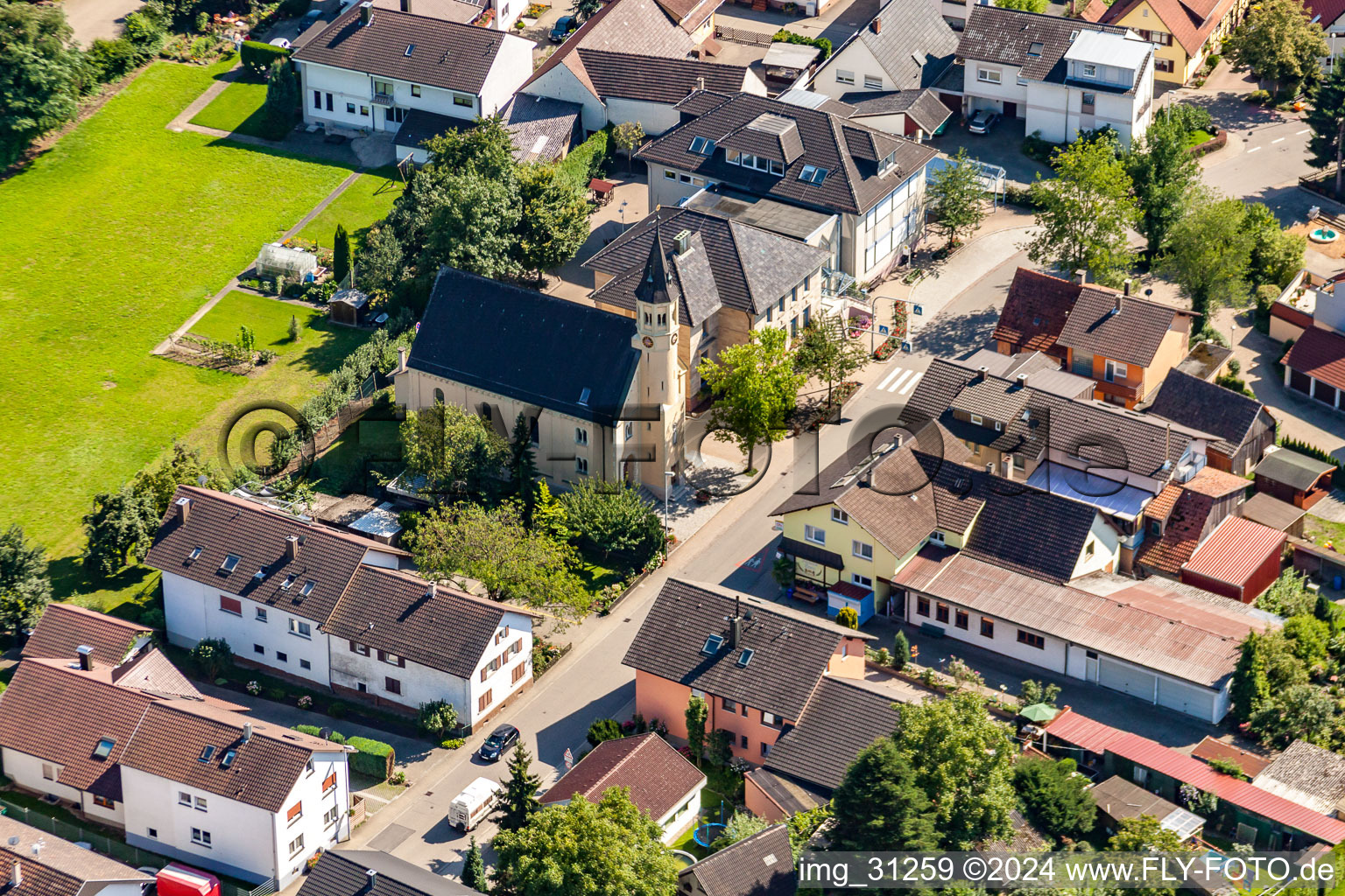 Vue aérienne de Église Kartung à le quartier Kartung in Sinzheim dans le département Bade-Wurtemberg, Allemagne