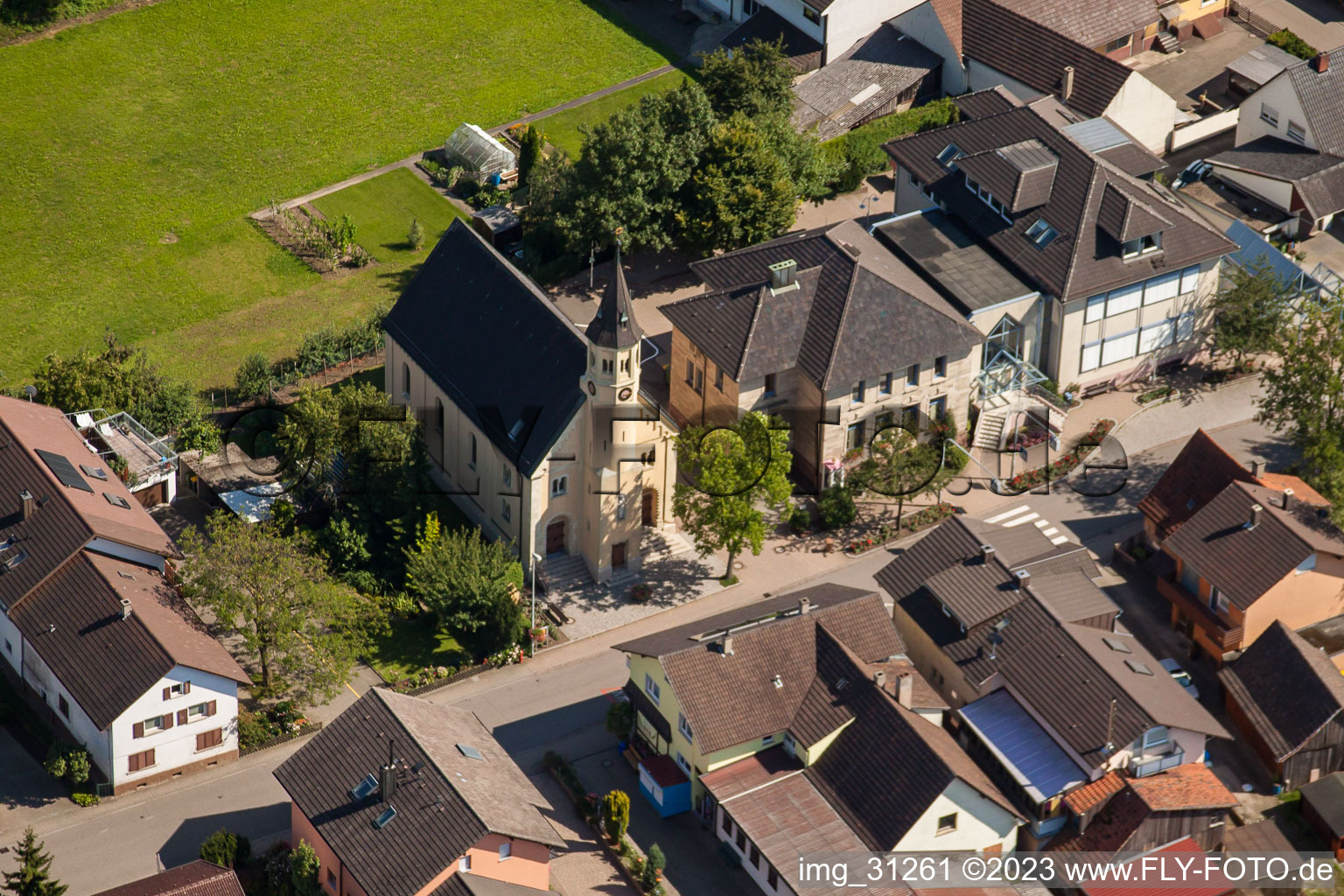 Vue aérienne de Église de Kartung à le quartier Kartung in Sinzheim dans le département Bade-Wurtemberg, Allemagne
