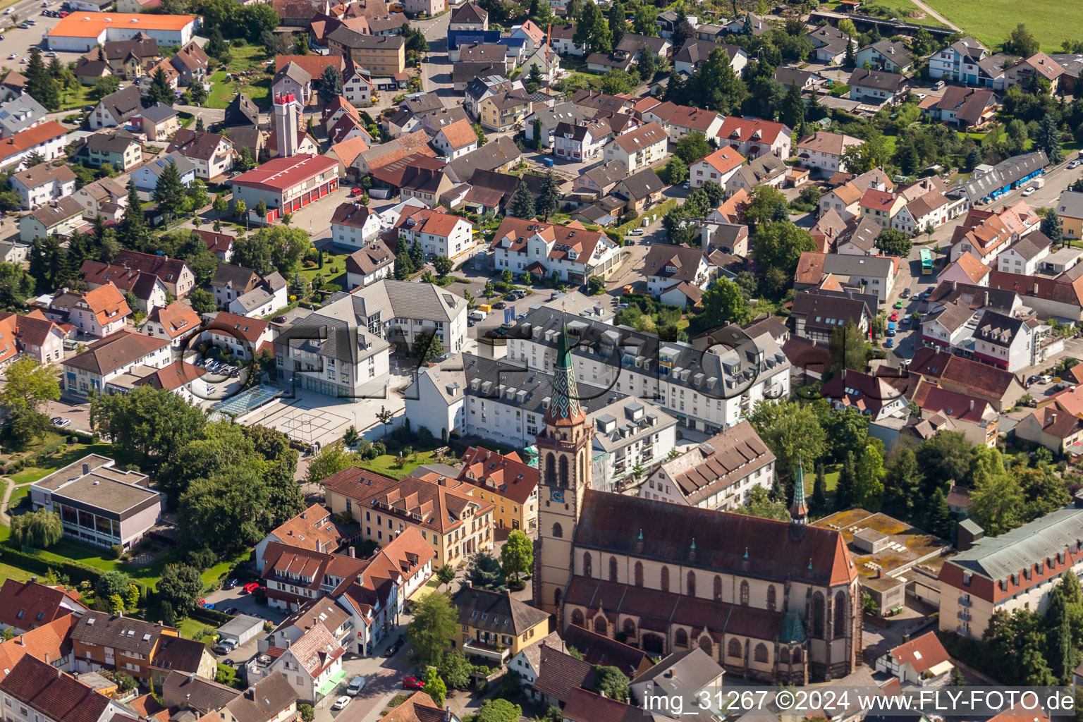 Vue aérienne de Hôtel de ville, caisse d'épargne et église Saint-Martin sur la place du marché au centre-ville à Sinzheim dans le département Bade-Wurtemberg, Allemagne