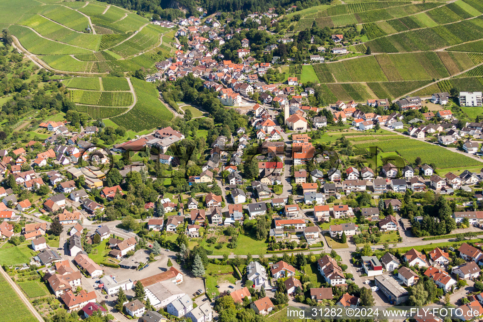 Vue aérienne de Vue sur le village à le quartier Varnhalt in Baden-Baden dans le département Bade-Wurtemberg, Allemagne