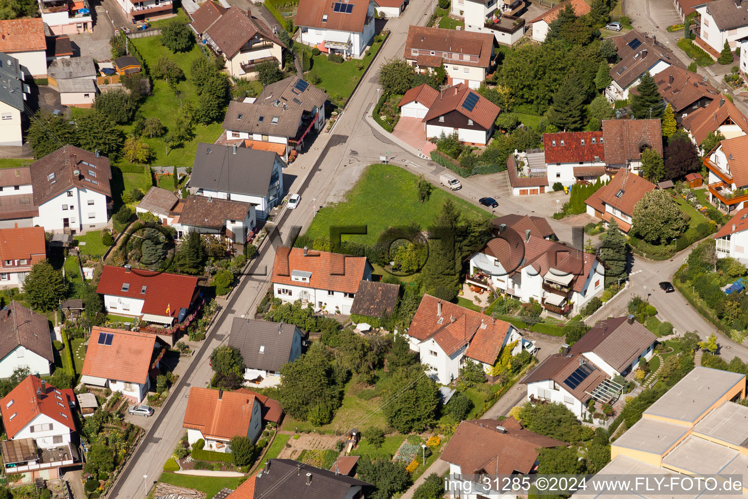 Vue aérienne de Varnhalt, Gartenstr à le quartier Gallenbach in Baden-Baden dans le département Bade-Wurtemberg, Allemagne