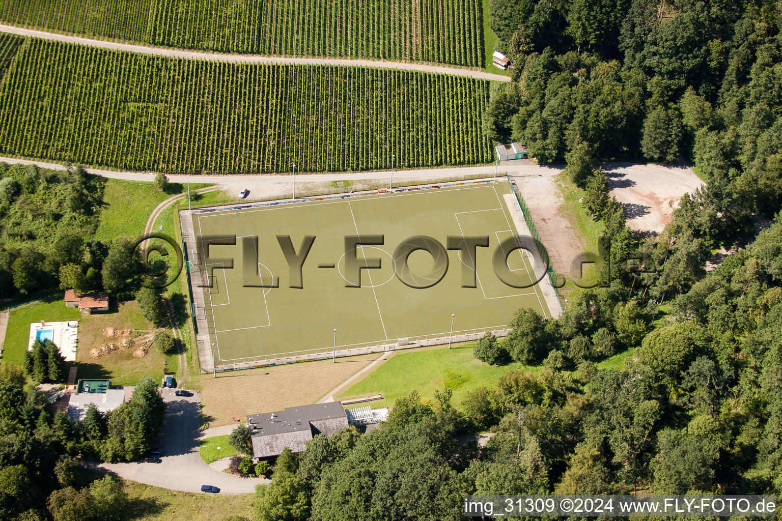 Vue aérienne de Varnhalt, terrains de sport à le quartier Gallenbach in Baden-Baden dans le département Bade-Wurtemberg, Allemagne