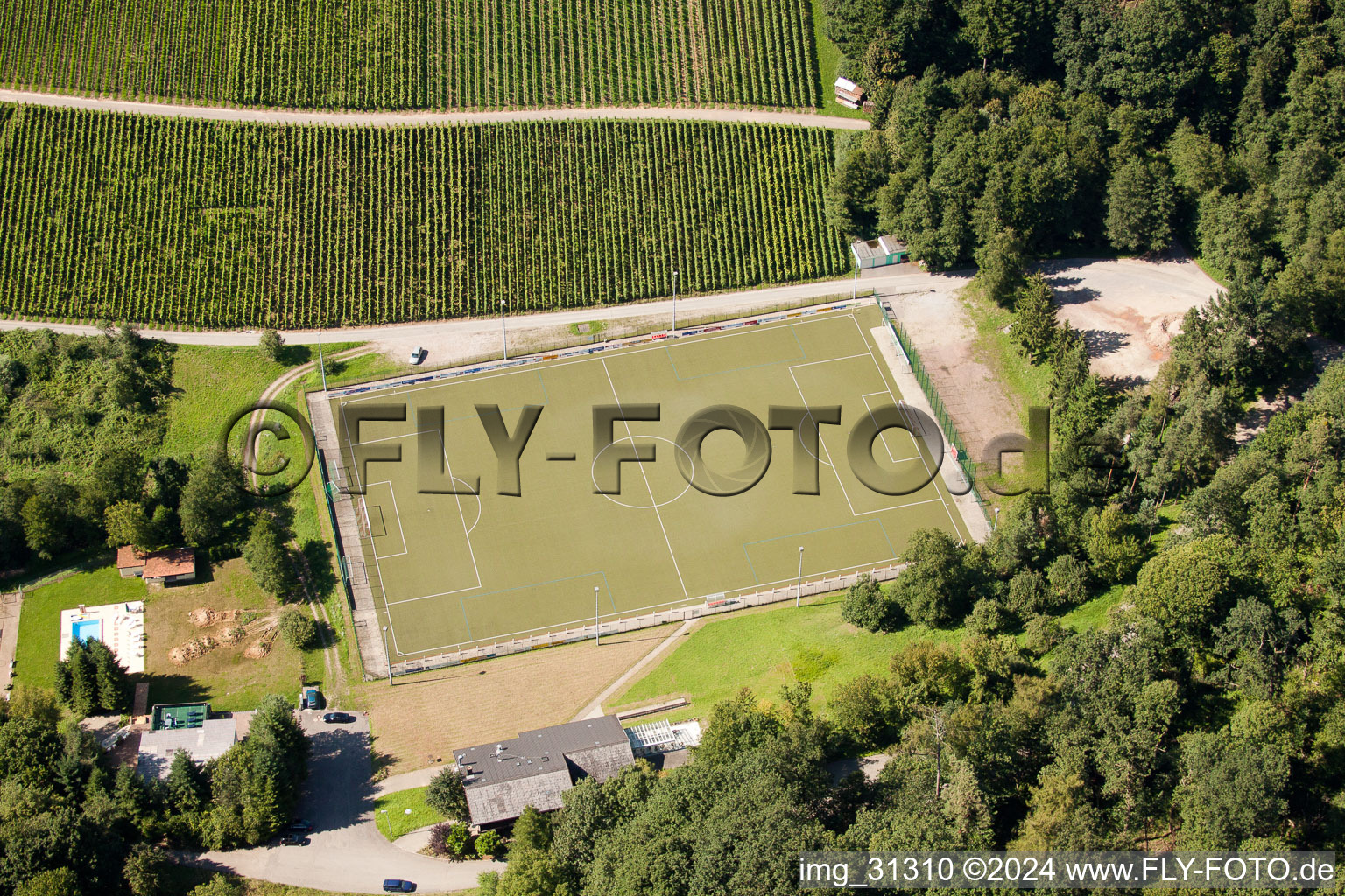 Vue aérienne de Varnhalt, terrains de sport à le quartier Gallenbach in Baden-Baden dans le département Bade-Wurtemberg, Allemagne