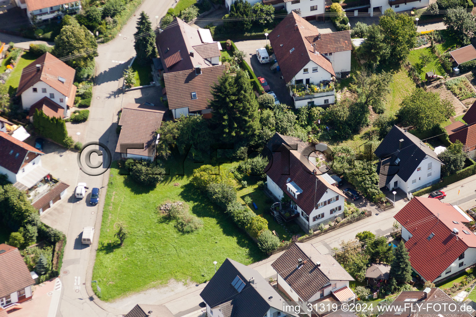 Varnhalt, Gartenstr à le quartier Gallenbach in Baden-Baden dans le département Bade-Wurtemberg, Allemagne d'un drone