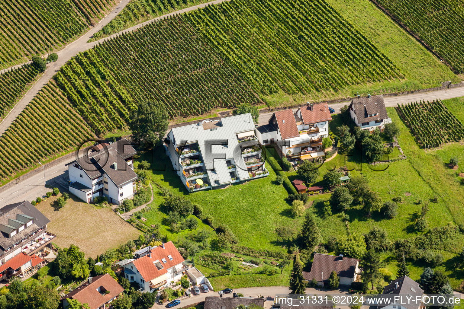 Vue aérienne de Paysage de jardin sur le toit dans le quartier résidentiel d'un complexe d'immeubles sur la Umweger Straße à Varnhalt à le quartier Steinbach in Baden-Baden dans le département Bade-Wurtemberg, Allemagne