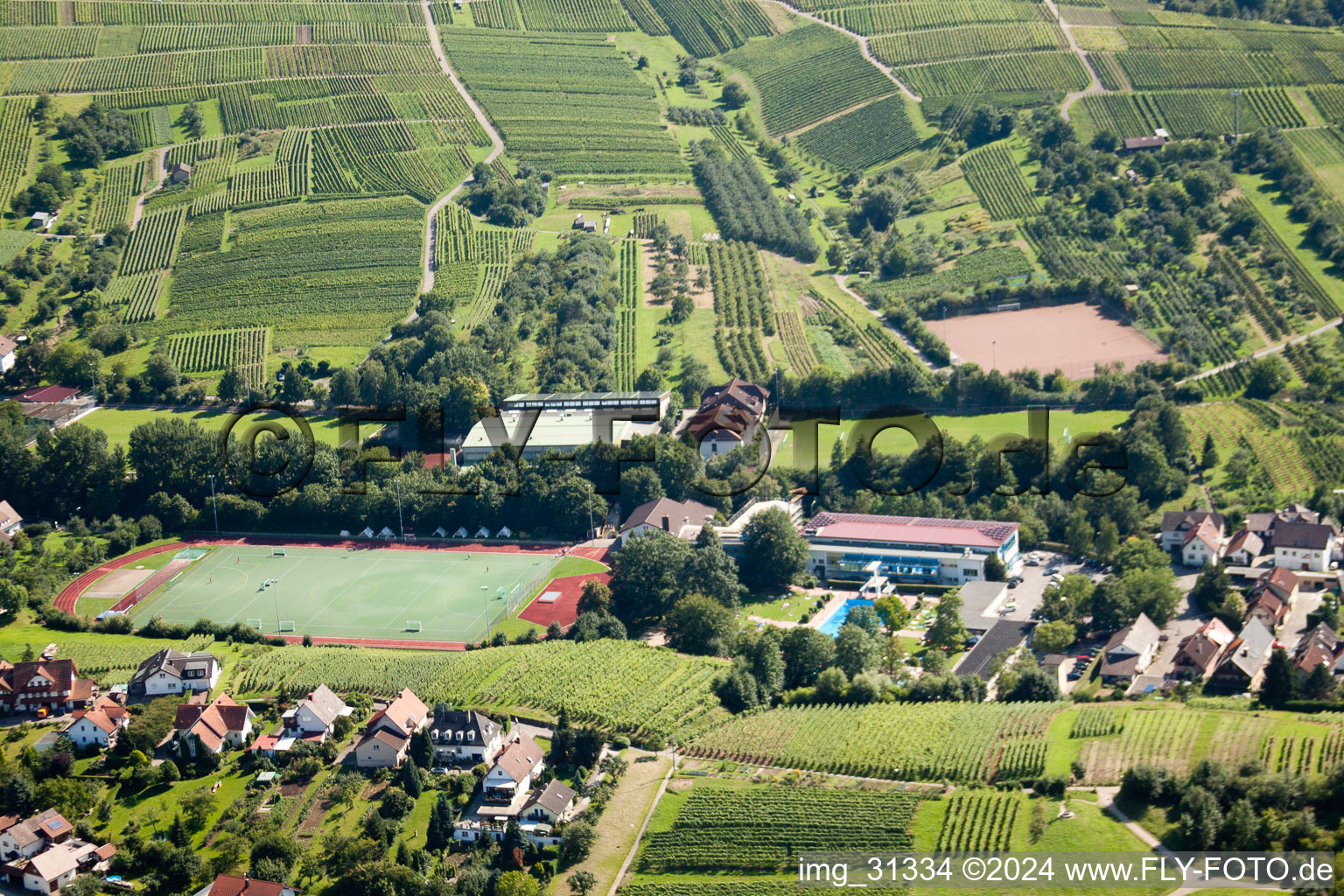 Vue aérienne de École de sport du sud de Baden, FC Neuweier à le quartier Steinbach in Baden-Baden dans le département Bade-Wurtemberg, Allemagne