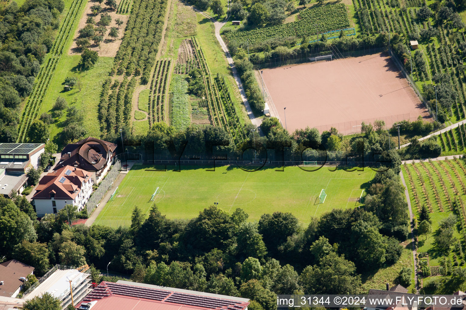 Vue oblique de École de sport du sud de Baden, FC Neuweier à le quartier Steinbach in Baden-Baden dans le département Bade-Wurtemberg, Allemagne