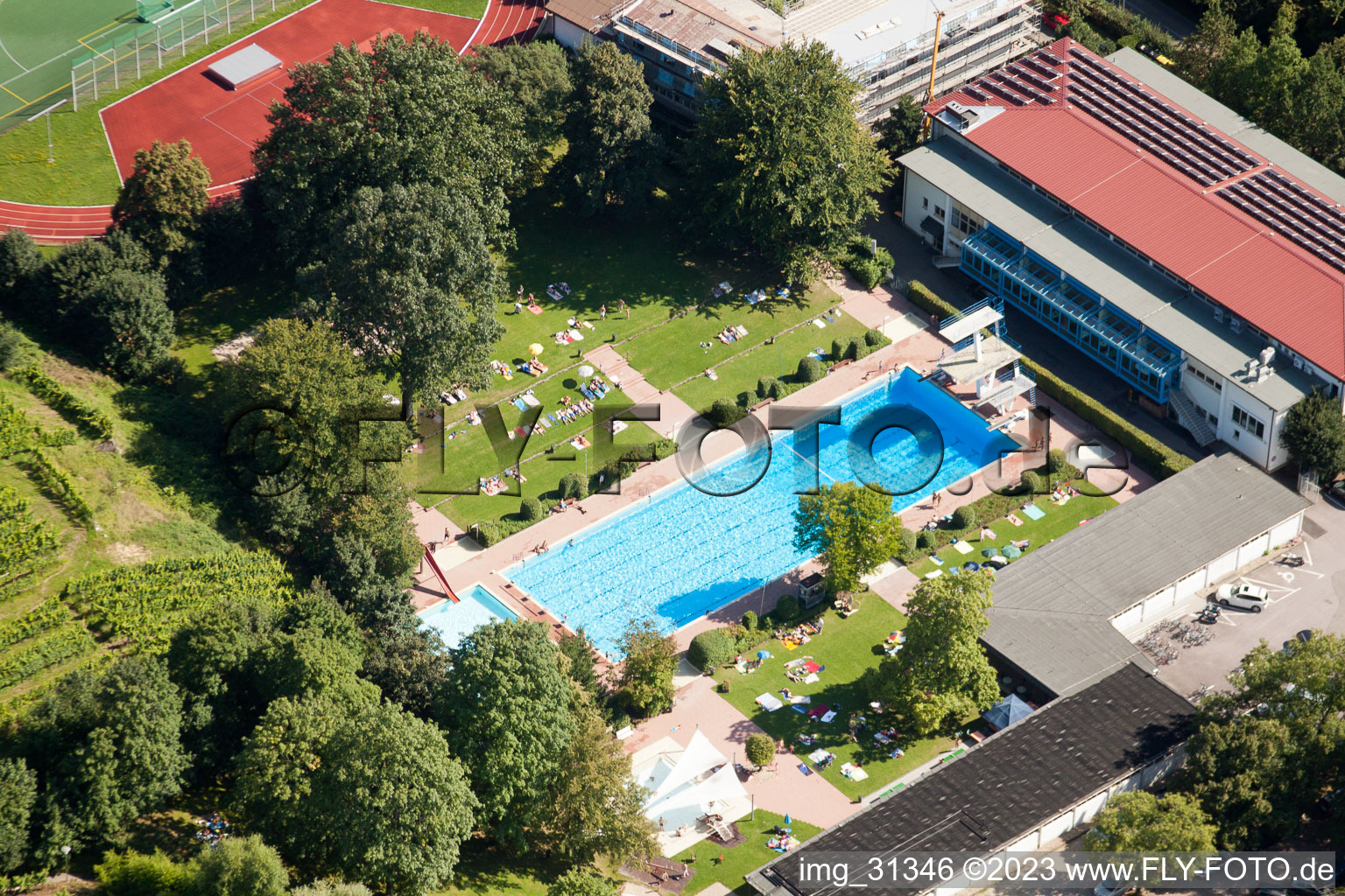 Vue aérienne de Neuweier, piscine extérieure à le quartier Steinbach in Baden-Baden dans le département Bade-Wurtemberg, Allemagne