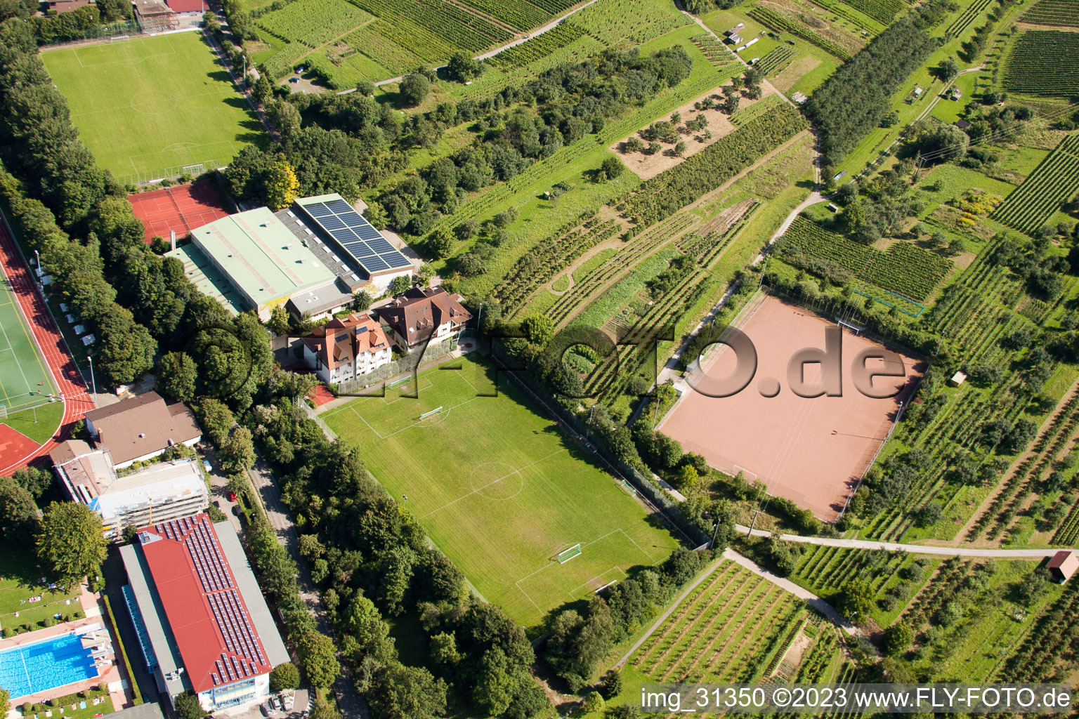 École de sport du sud de Baden, FC Neuweier à le quartier Steinbach in Baden-Baden dans le département Bade-Wurtemberg, Allemagne depuis l'avion