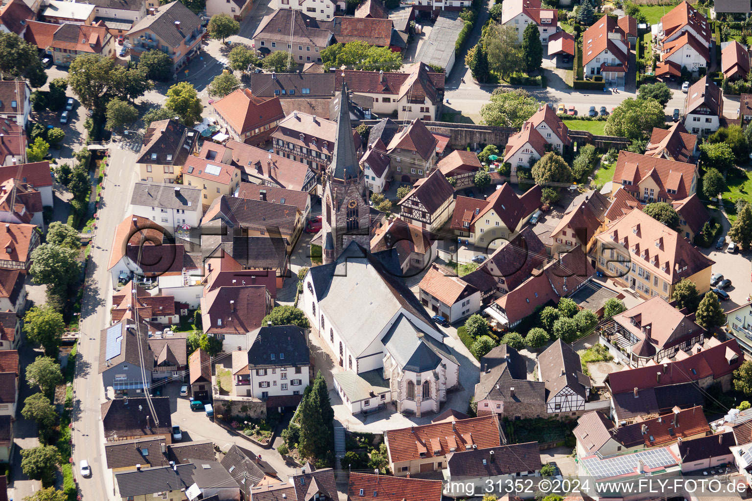 Vue aérienne de Église Saint-Jacques à le quartier Steinbach in Baden-Baden dans le département Bade-Wurtemberg, Allemagne