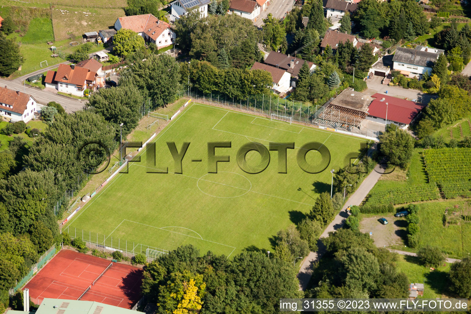 Enregistrement par drone de École de sport du sud de Baden, FC Neuweier à le quartier Steinbach in Baden-Baden dans le département Bade-Wurtemberg, Allemagne