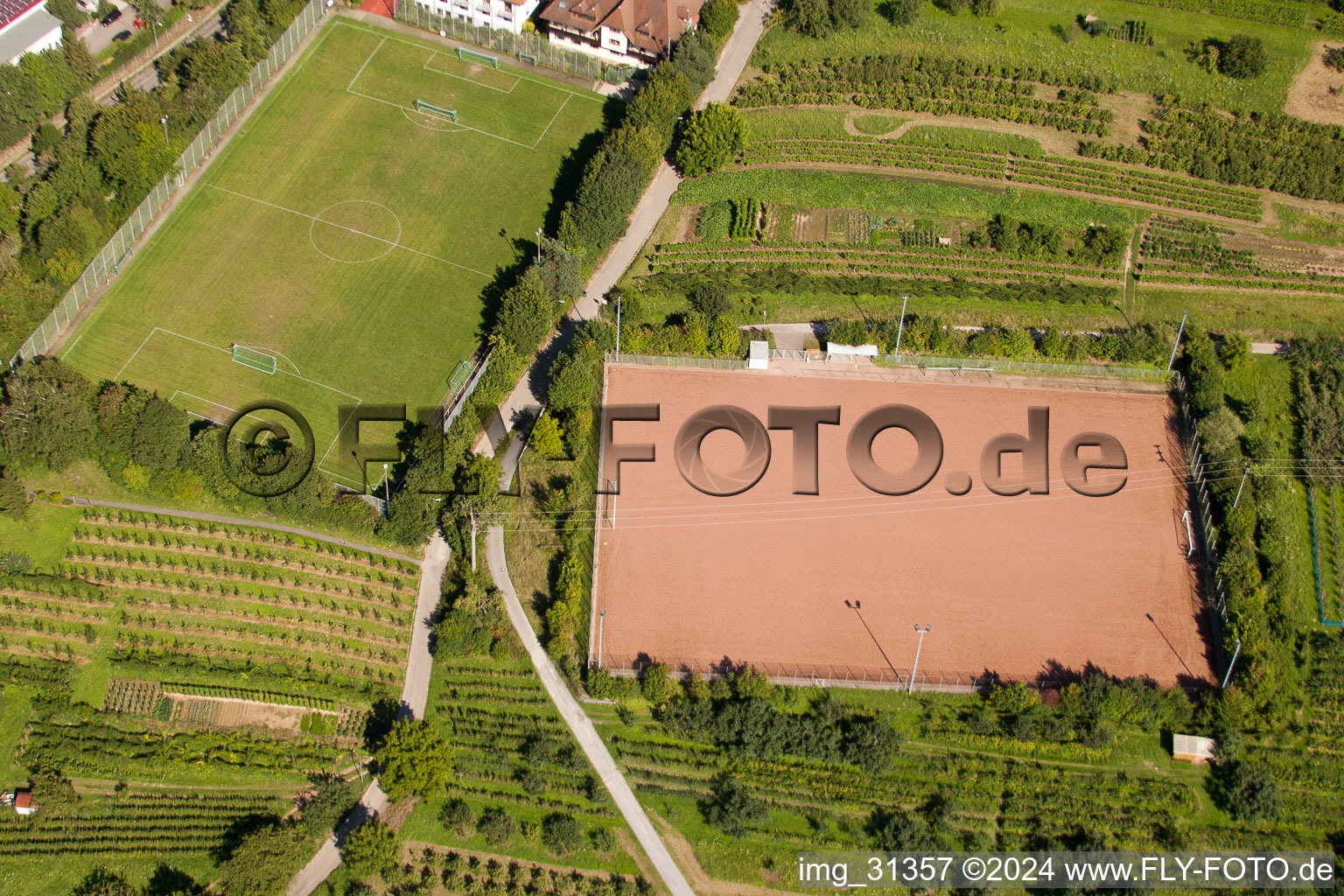 École de sport du sud de Baden, FC Neuweier à le quartier Steinbach in Baden-Baden dans le département Bade-Wurtemberg, Allemagne du point de vue du drone