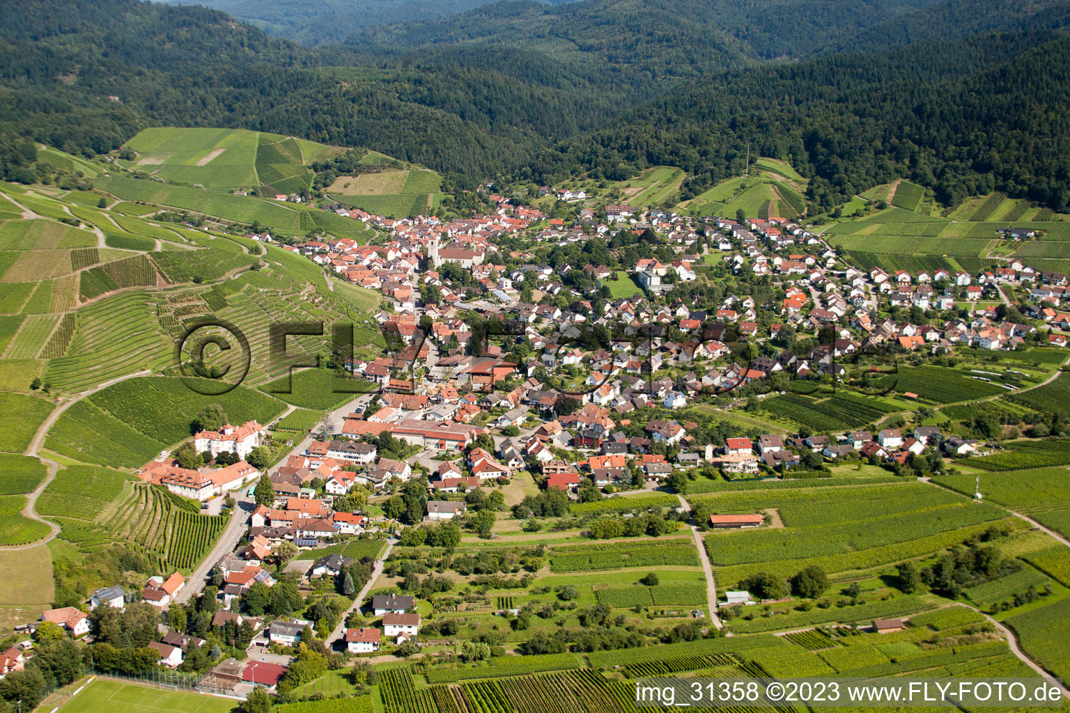 Vue aérienne de De l'ouest à le quartier Neuweier in Baden-Baden dans le département Bade-Wurtemberg, Allemagne