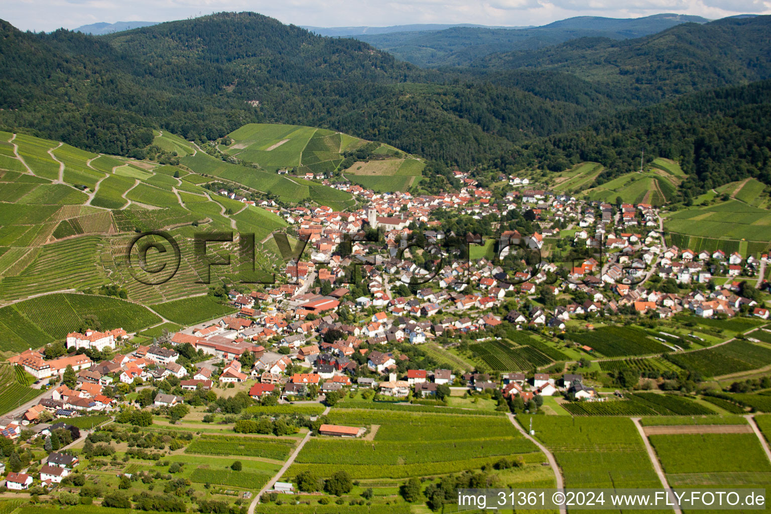 Vue aérienne de De l'ouest à le quartier Neuweier in Baden-Baden dans le département Bade-Wurtemberg, Allemagne