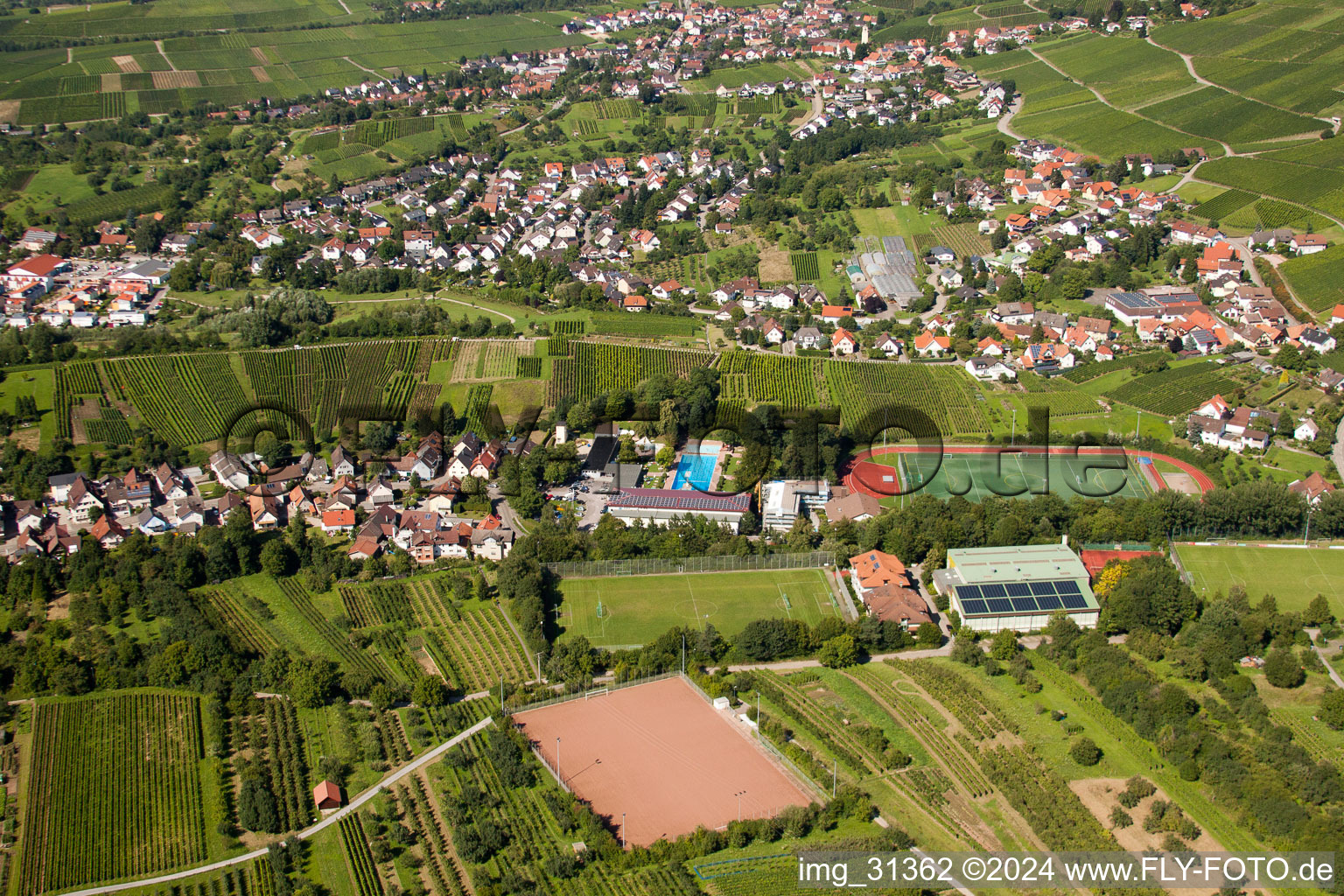 École de sport du sud de Baden, FC Neuweier à le quartier Steinbach in Baden-Baden dans le département Bade-Wurtemberg, Allemagne d'un drone