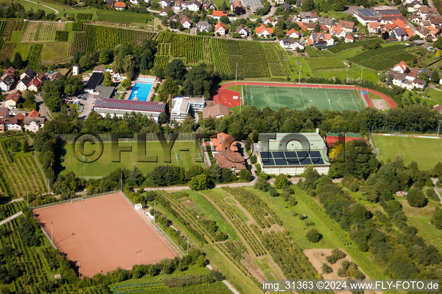 École de sport du sud de Baden, FC Neuweier à le quartier Steinbach in Baden-Baden dans le département Bade-Wurtemberg, Allemagne vu d'un drone