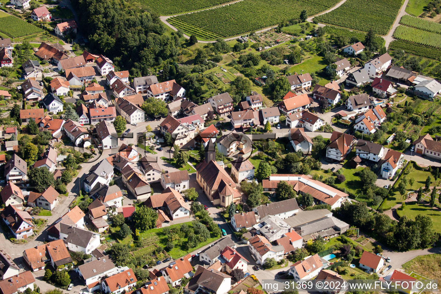 Vue aérienne de Bâtiment d'église au centre du village à le quartier Eisental in Bühl dans le département Bade-Wurtemberg, Allemagne