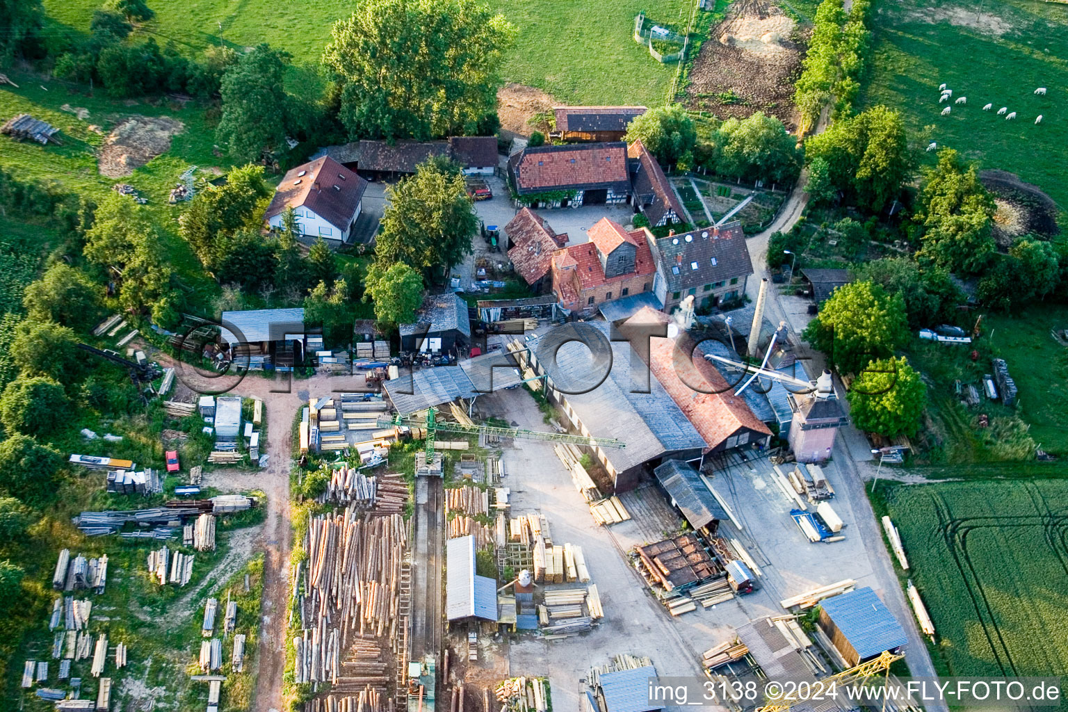 Moulin Schaidter à le quartier Schaidt in Wörth am Rhein dans le département Rhénanie-Palatinat, Allemagne du point de vue du drone