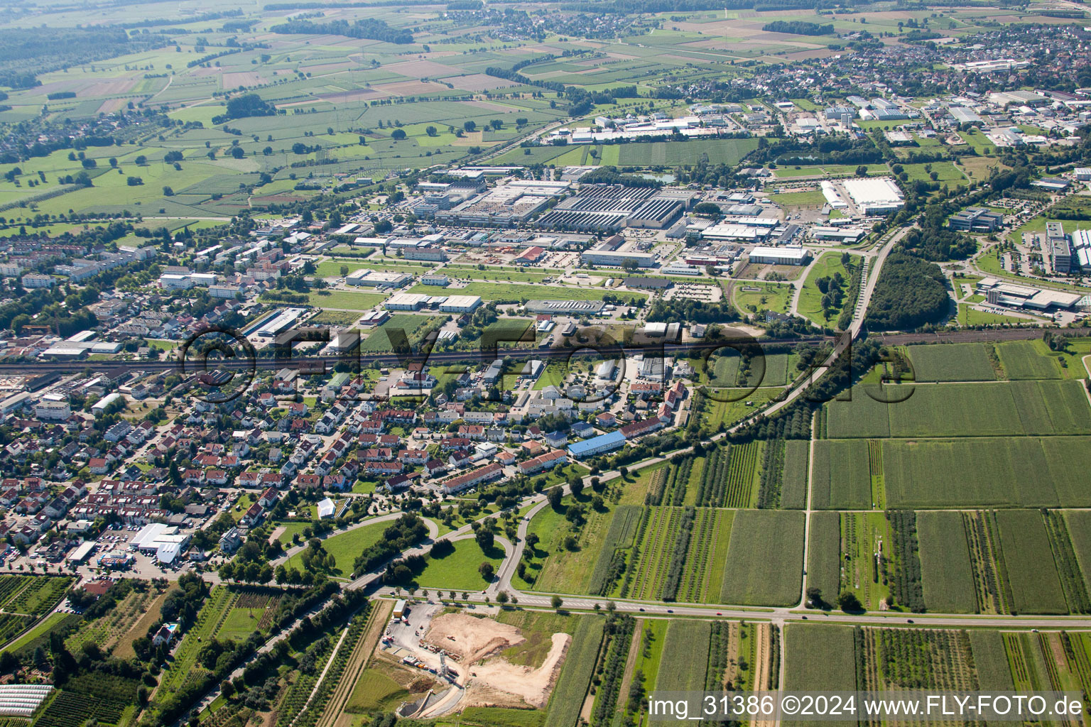 Vue aérienne de Zone industrielle avec Schäffler Automotive à Bühl dans le département Bade-Wurtemberg, Allemagne