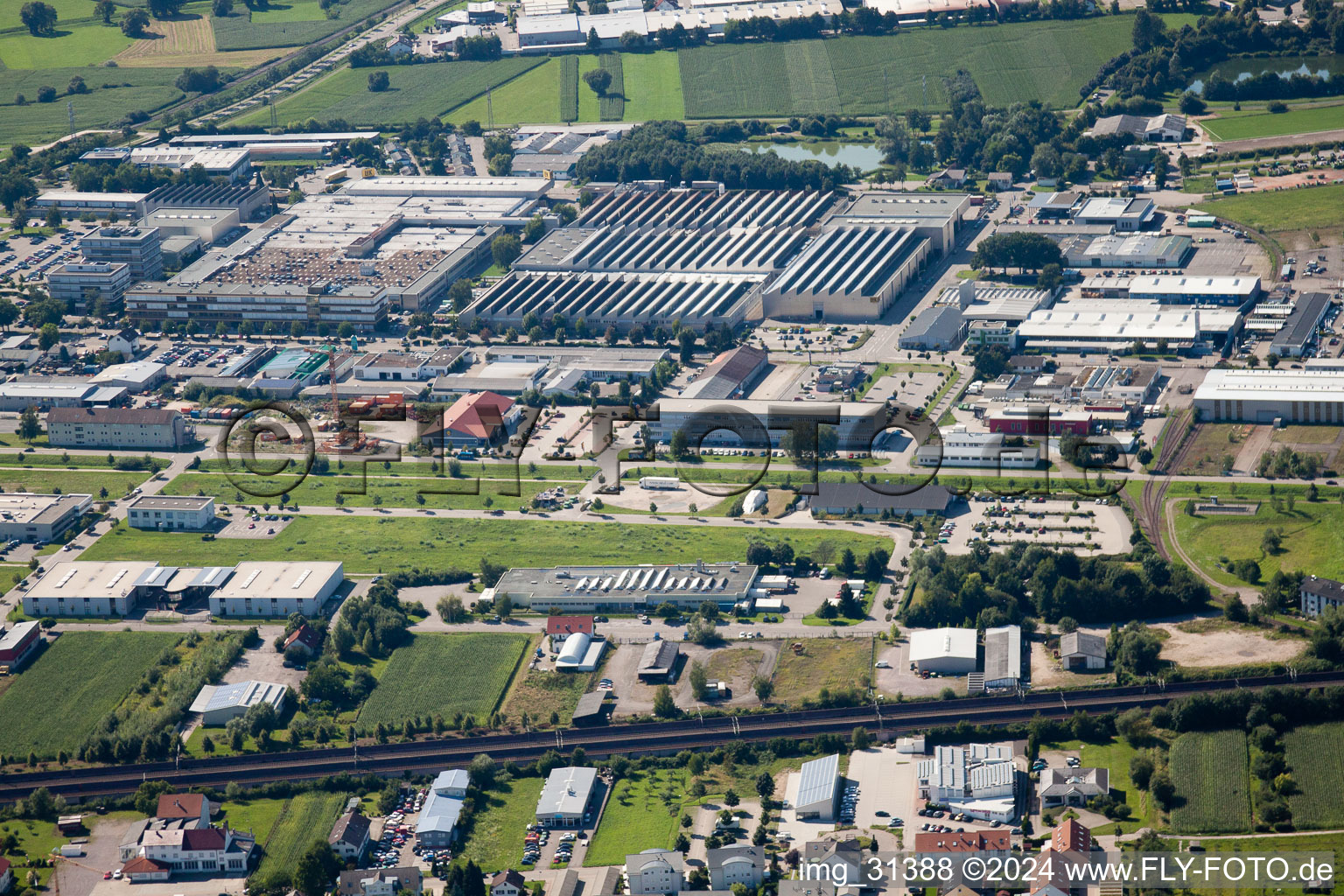 Vue aérienne de Zone industrielle avec Schäffler Automotive de l'est à Bühl dans le département Bade-Wurtemberg, Allemagne