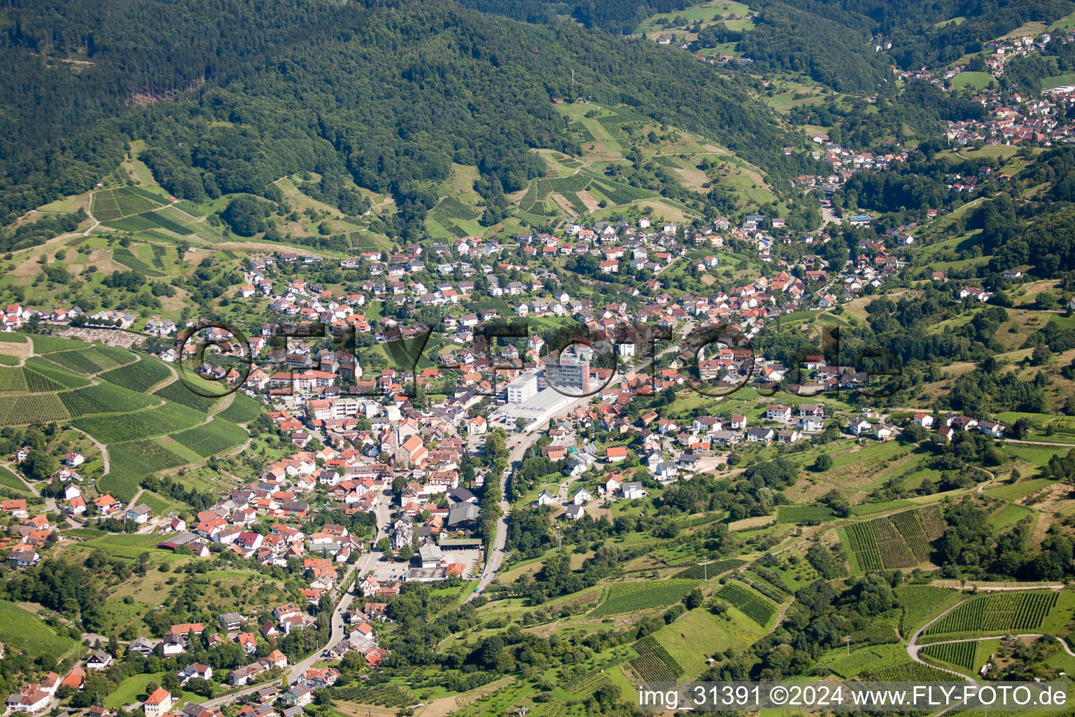 Vue aérienne de Vue des rues et des maisons des quartiers résidentiels à le quartier Untertal in Bühlertal dans le département Bade-Wurtemberg, Allemagne