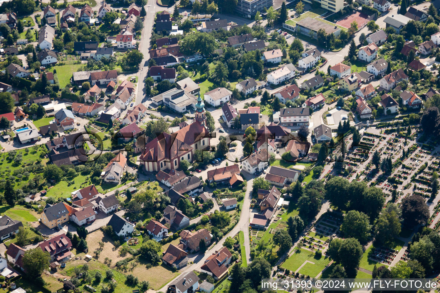 Vue aérienne de Bâtiment d'église au centre du village à le quartier Kappelwindeck in Bühl dans le département Bade-Wurtemberg, Allemagne