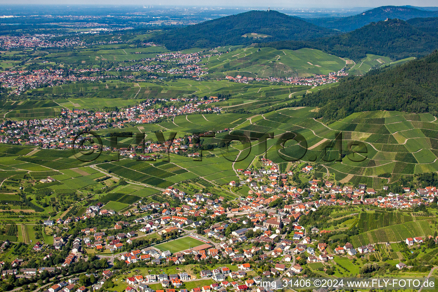 Vue aérienne de Vue des rues et des maisons des quartiers résidentiels à le quartier Altschweier in Bühl dans le département Bade-Wurtemberg, Allemagne