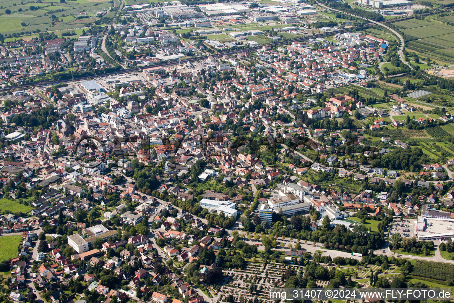 Vue aérienne de Vue des rues et des maisons des quartiers résidentiels à Bühl dans le département Bade-Wurtemberg, Allemagne