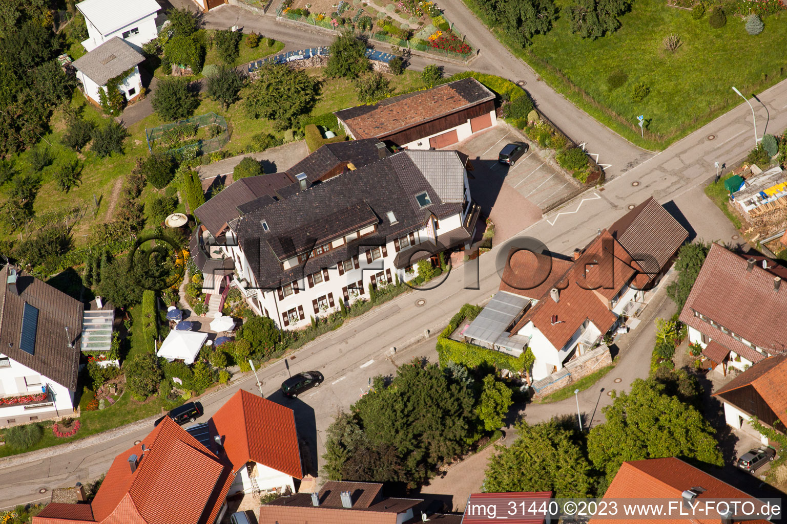 Vue aérienne de Hôtel-Restaurant Rebstock à le quartier Riegel in Bühl dans le département Bade-Wurtemberg, Allemagne