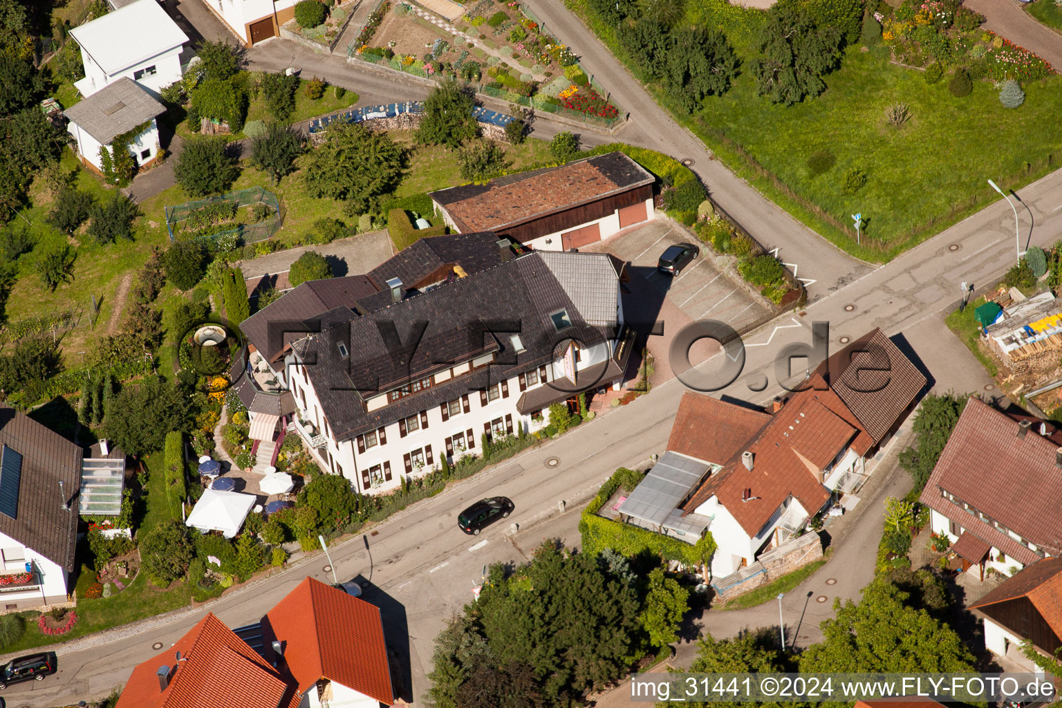 Vue aérienne de Hôtel-Restaurant Rebstock à le quartier Riegel in Bühl dans le département Bade-Wurtemberg, Allemagne