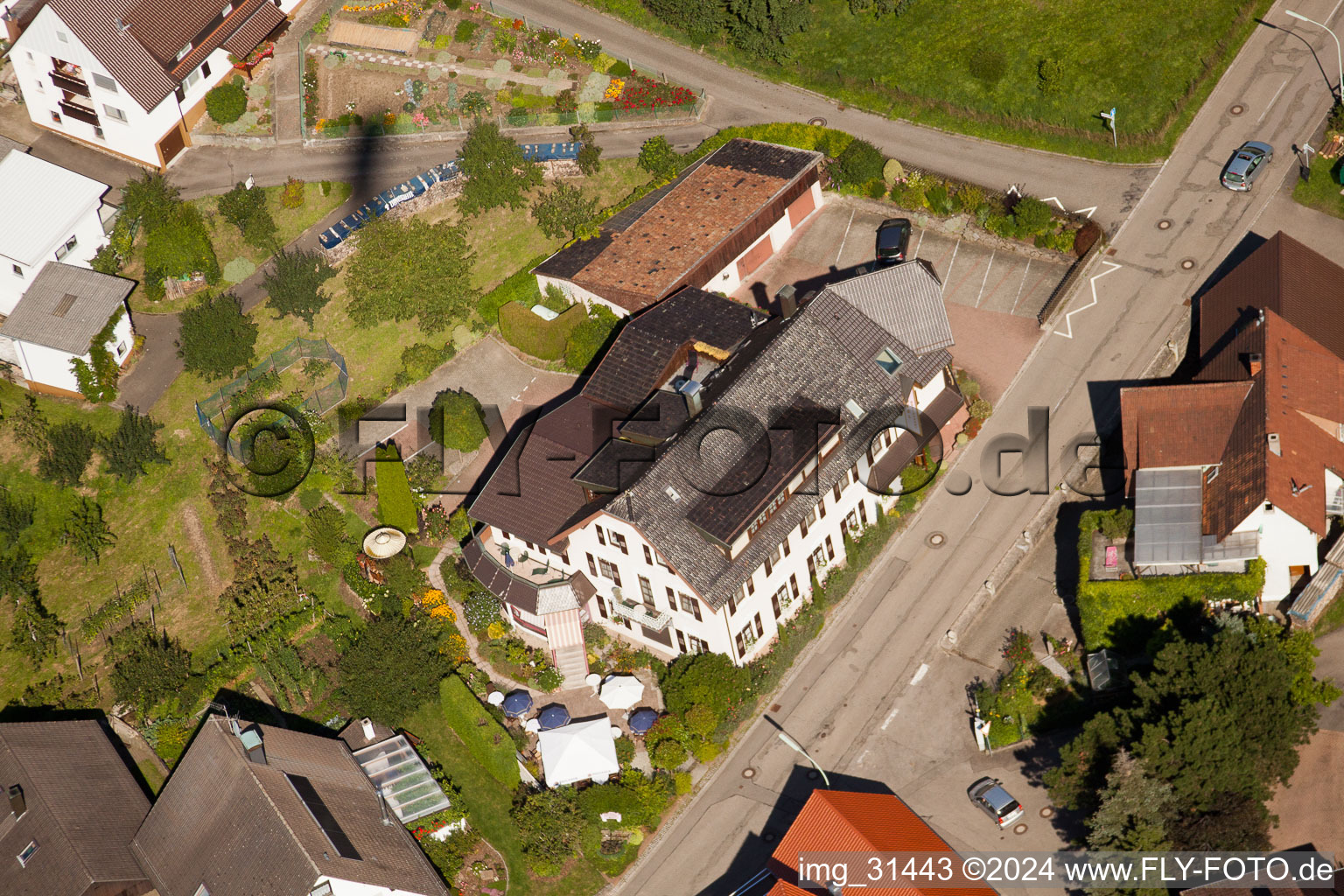 Vue oblique de Hôtel-Restaurant Rebstock à le quartier Riegel in Bühl dans le département Bade-Wurtemberg, Allemagne