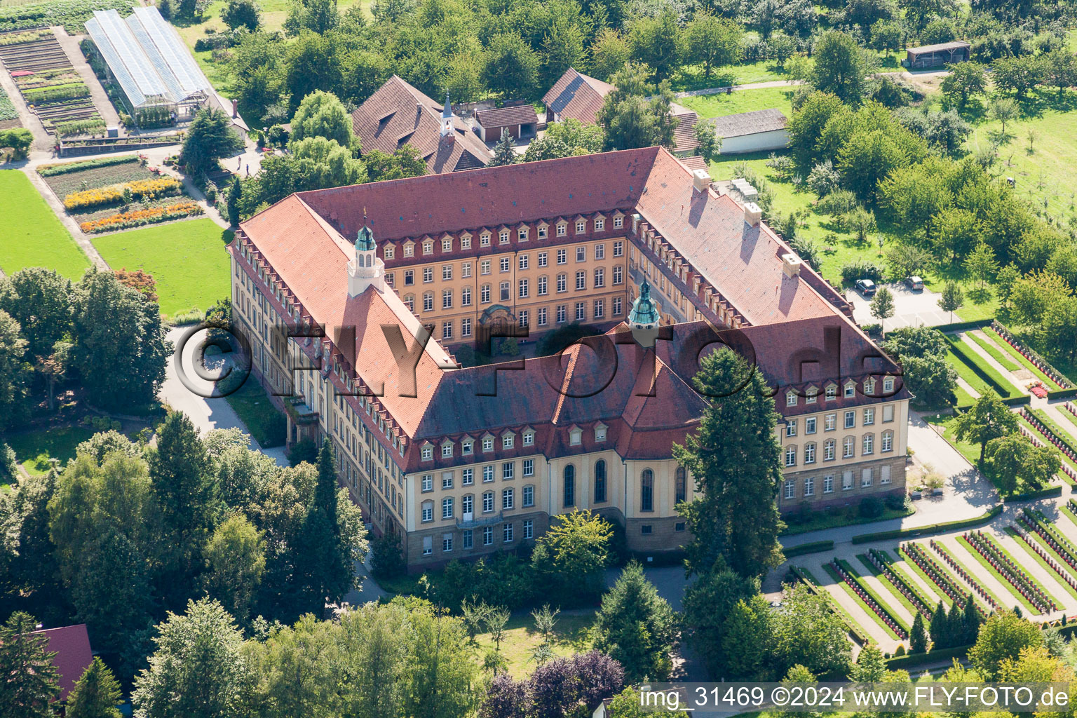 Vue aérienne de Ensemble immobilier du monastère des sœurs franciscaines Erlenbad eV dans le quartier d'Obersasbach à Sasbach dans le département Bade-Wurtemberg, Allemagne