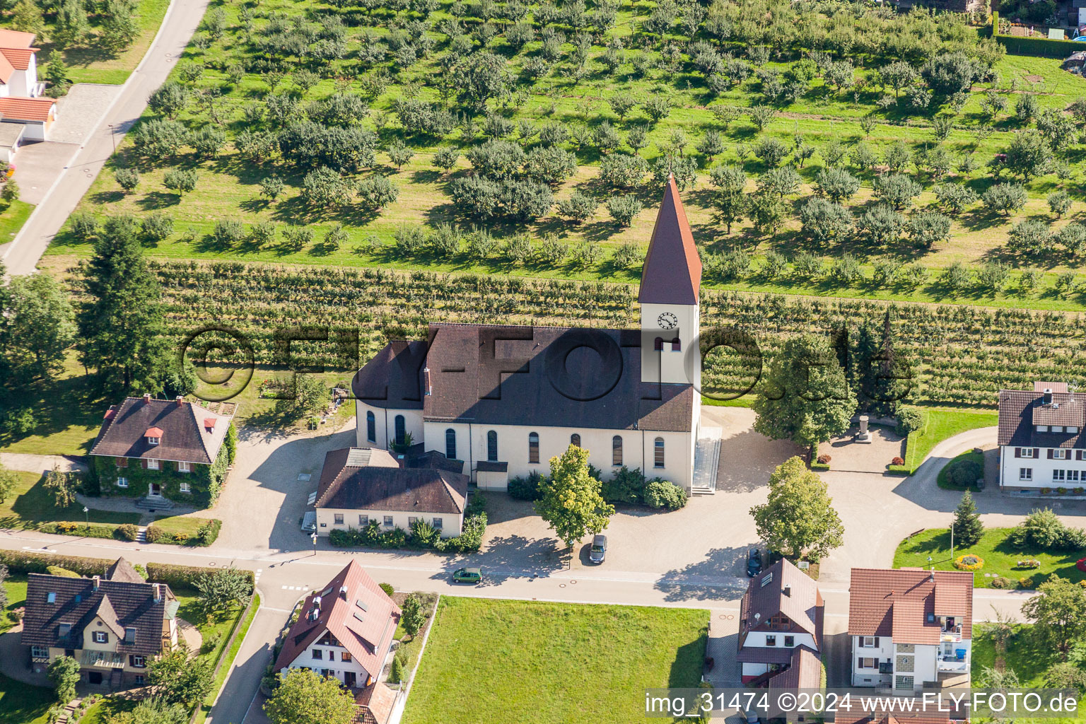 Vue aérienne de Bâtiment d'église à le quartier Obersasbach in Sasbach dans le département Bade-Wurtemberg, Allemagne