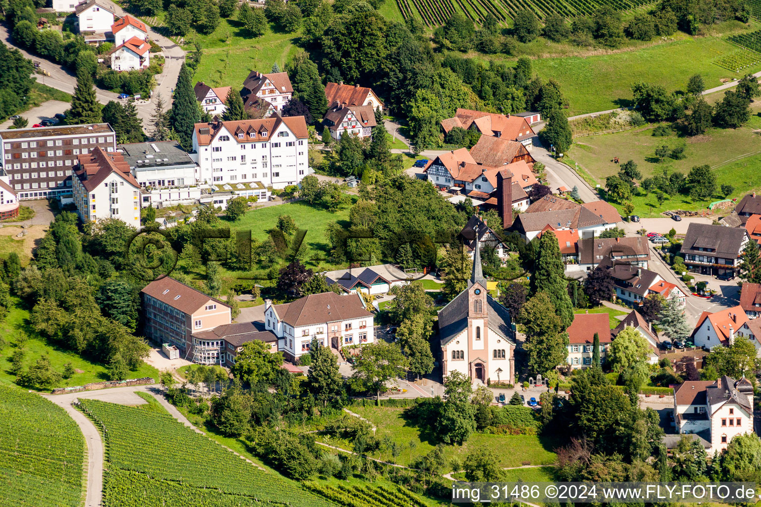 Vue aérienne de Bâtiment d'église au centre du village à Sasbachwalden dans le département Bade-Wurtemberg, Allemagne