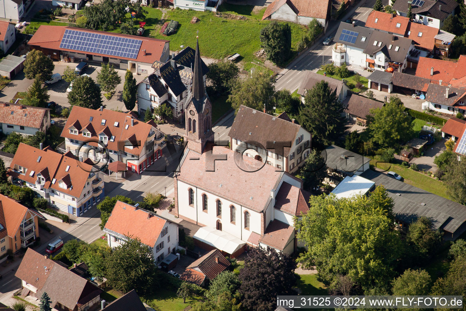 Vue aérienne de Bâtiment d'église au centre du village à le quartier Mösbach in Achern dans le département Bade-Wurtemberg, Allemagne