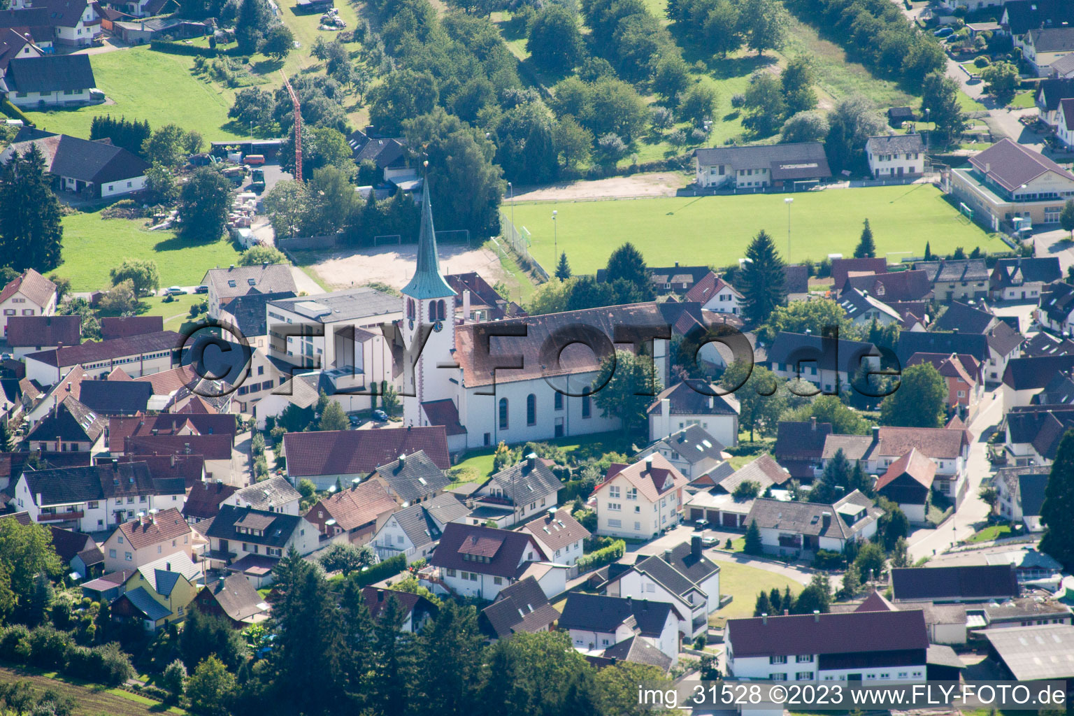 Vue aérienne de Église catholique à le quartier Ulm in Renchen dans le département Bade-Wurtemberg, Allemagne
