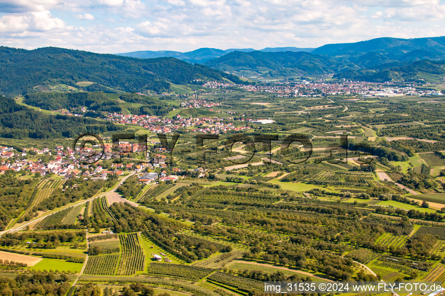 Vue aérienne de Renchtal du nord-ouest à le quartier Haslach in Oberkirch dans le département Bade-Wurtemberg, Allemagne