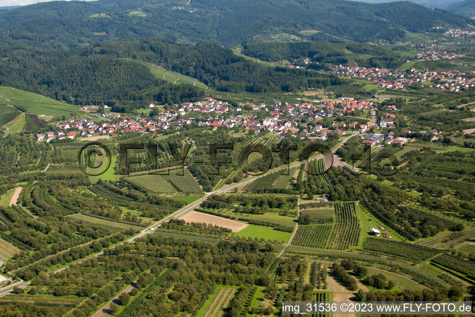 Vue aérienne de Renchtal du nord-ouest à le quartier Haslach in Oberkirch dans le département Bade-Wurtemberg, Allemagne