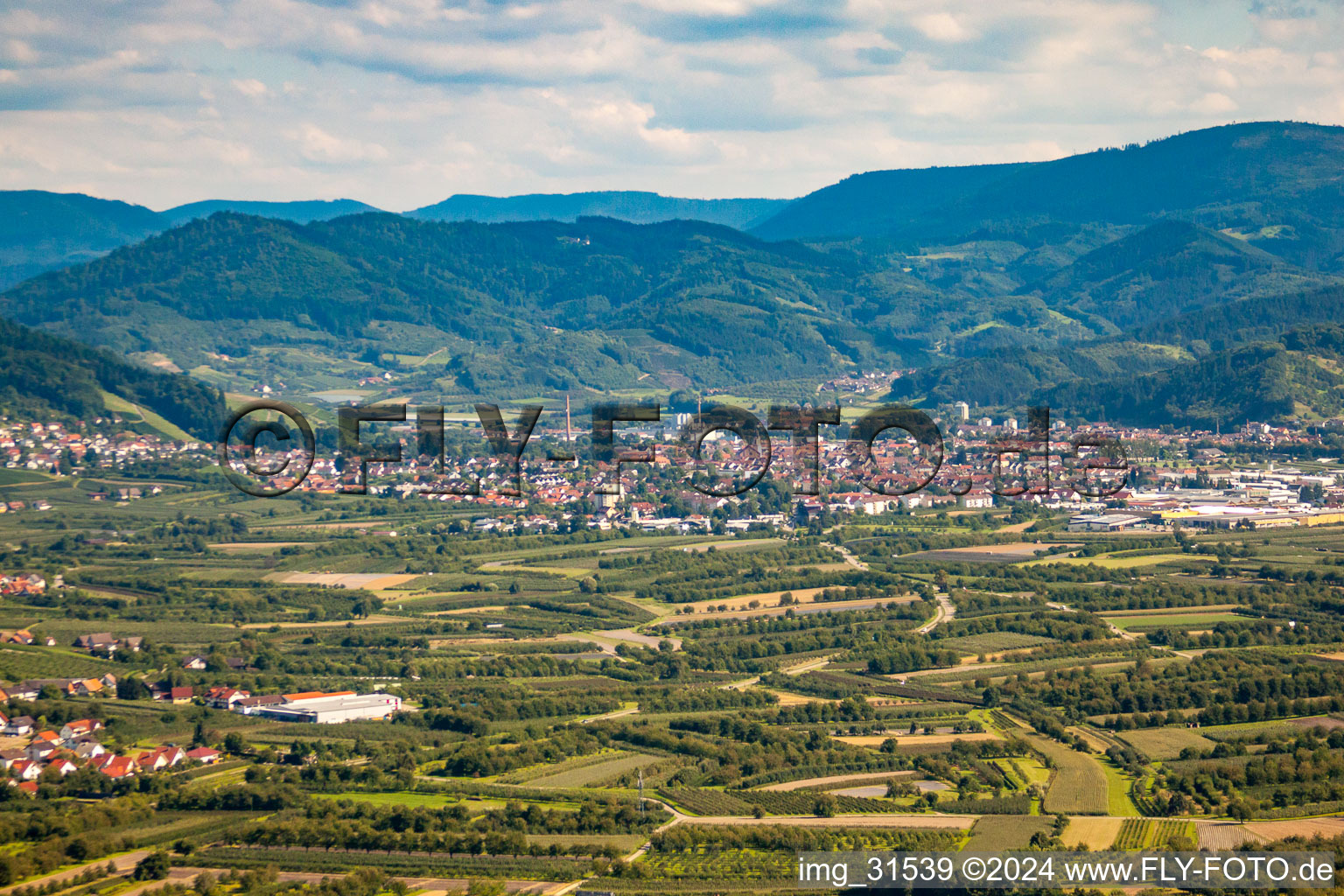 Vue aérienne de Renchtal du nord-ouest à le quartier Gaisbach in Oberkirch dans le département Bade-Wurtemberg, Allemagne