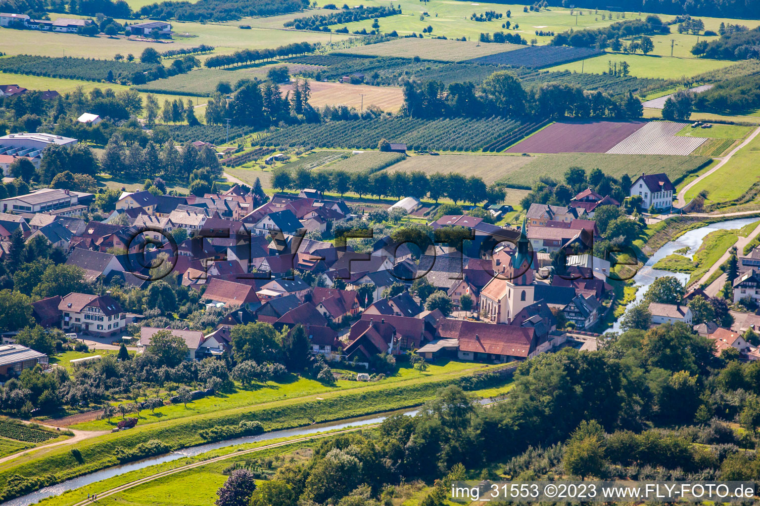 Vue aérienne de Du sud-est à le quartier Erlach in Renchen dans le département Bade-Wurtemberg, Allemagne