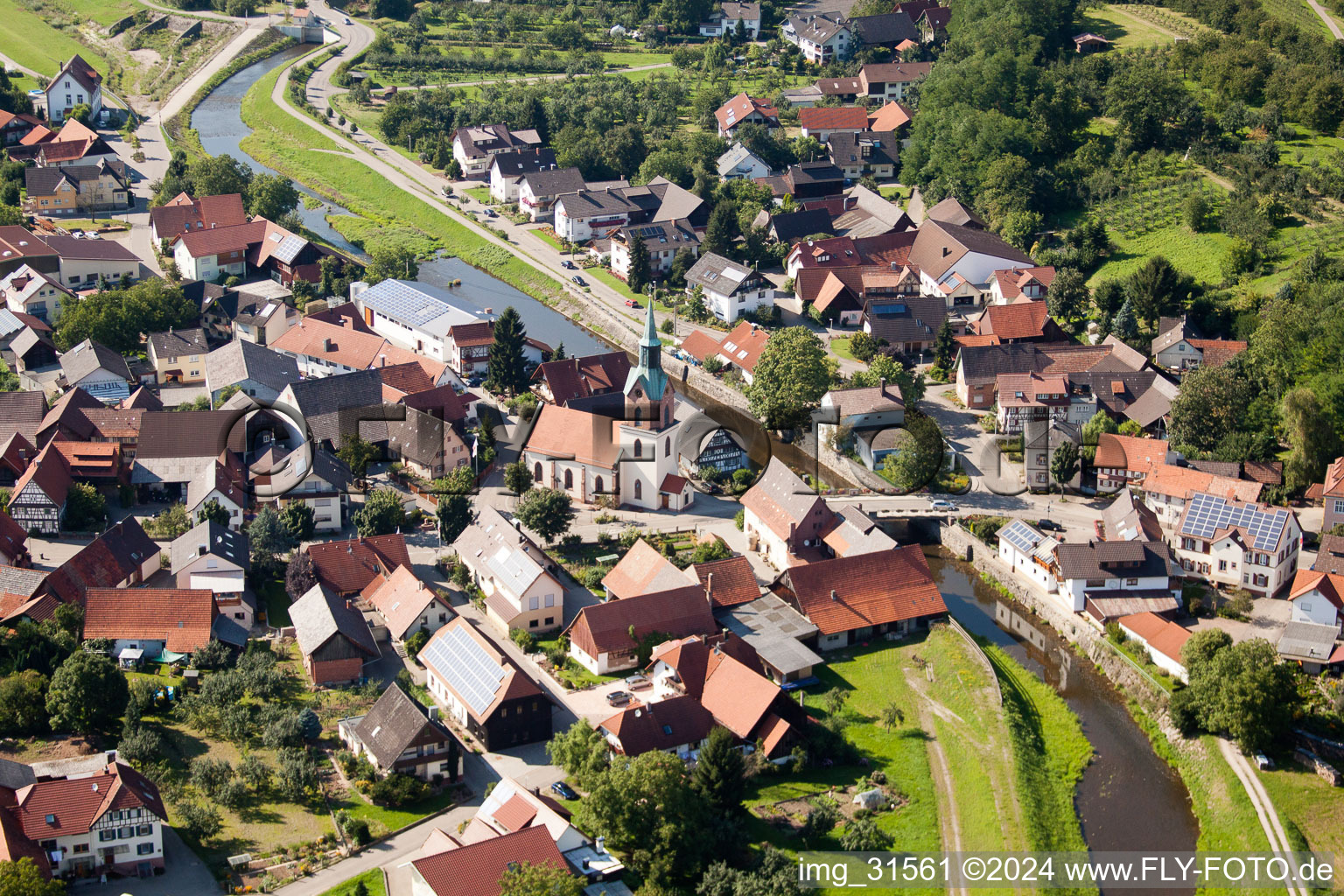 Vue aérienne de Quartier Erlach avec l'église paroissiale catholique Saint-Anastase et Sainte-Edith Stein am Rench à le quartier Erlach in Renchen dans le département Bade-Wurtemberg, Allemagne