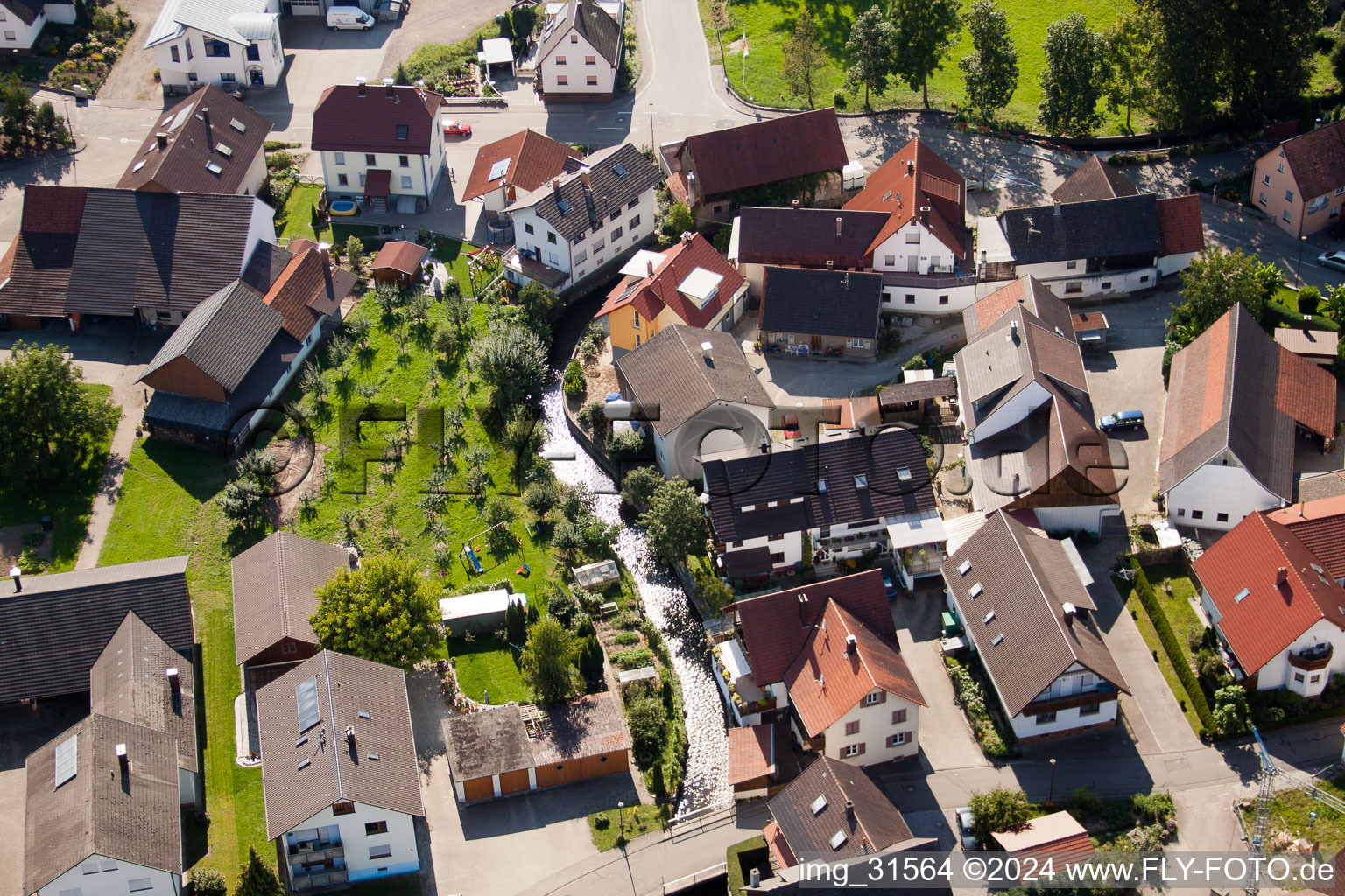 Vue aérienne de Mühlbach à le quartier Erlach in Renchen dans le département Bade-Wurtemberg, Allemagne