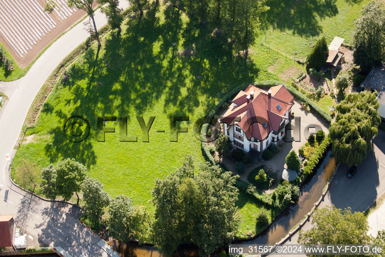 Vue aérienne de Villa sur le Mühlbach. Moulin à art et clients Theodor Walz à le quartier Erlach in Renchen dans le département Bade-Wurtemberg, Allemagne