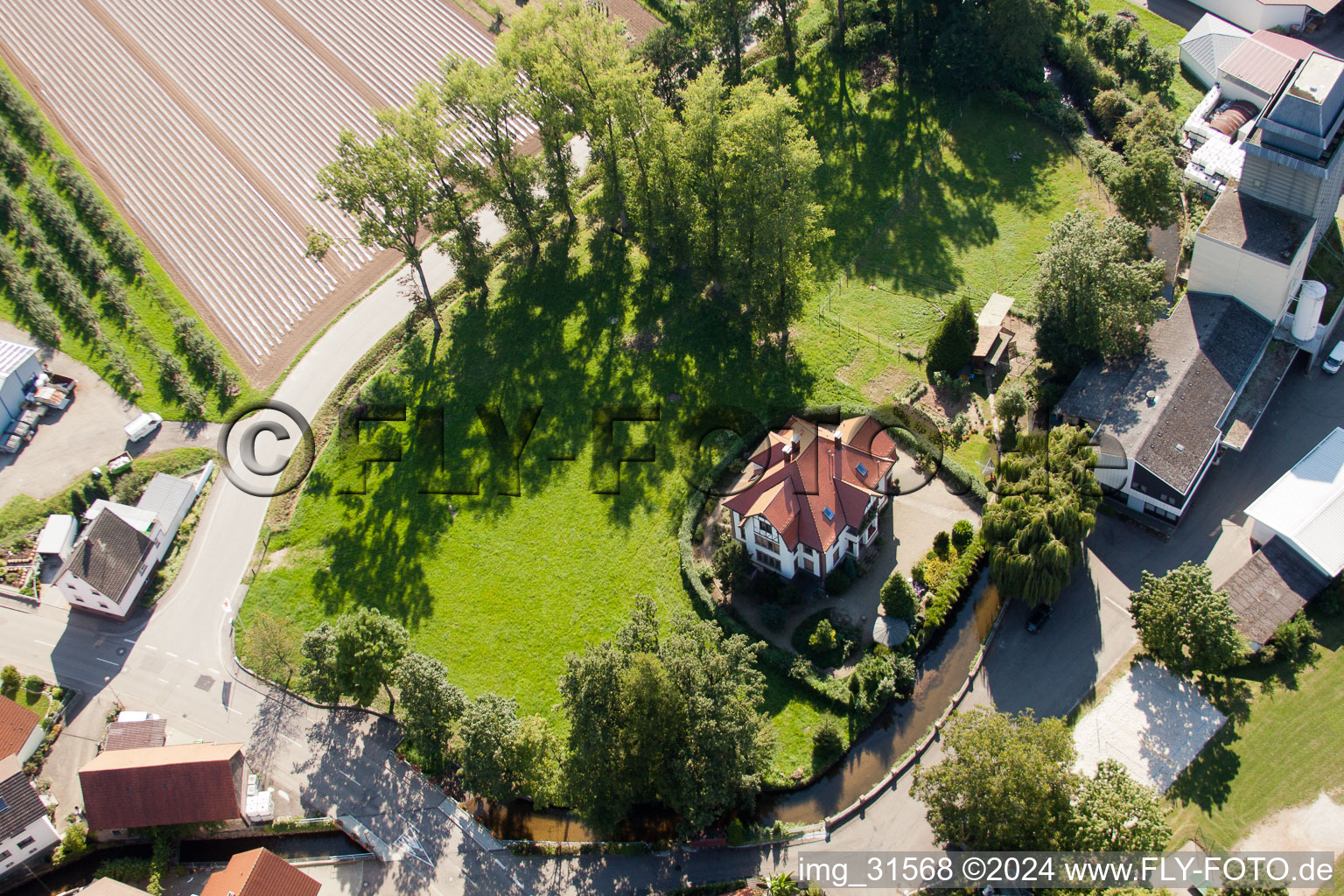 Vue aérienne de Villa sur le Mühlbach. Moulin à art et clients Theodor Walz à le quartier Erlach in Renchen dans le département Bade-Wurtemberg, Allemagne